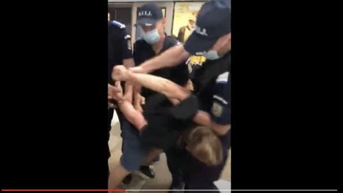 VIDEO Un tânăr care nu purta masca în mod corespunzător la metrou a fost încătușat de forțele de ordine / Individul a devenit agresiv și a fost scos cu forța din vagon de patru jandarmi