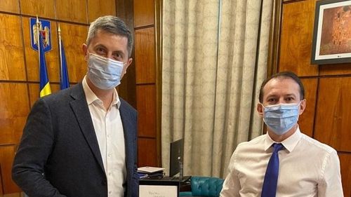 1 Aprilie, de ziua de naștere a premierului Florin Cîțu, USRPLUS a pus mână de la mână să-i cumpere 3 stilouri. Ce mesaj îi transmite Dan Barna