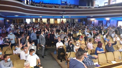 Scandal de amploare în PNL Timiș: Susținătorii lui Cîțu au schimbat yala la sediul partidului, ca să nu mai aibă acces susținătorii lui Orban