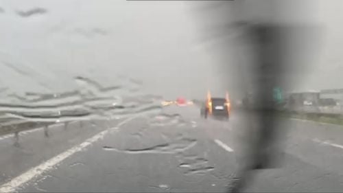VIDEO Ploaie torențială cu grindină pe Autostrada București-Pitești / Șoferii, nevoiți să se adăpostească