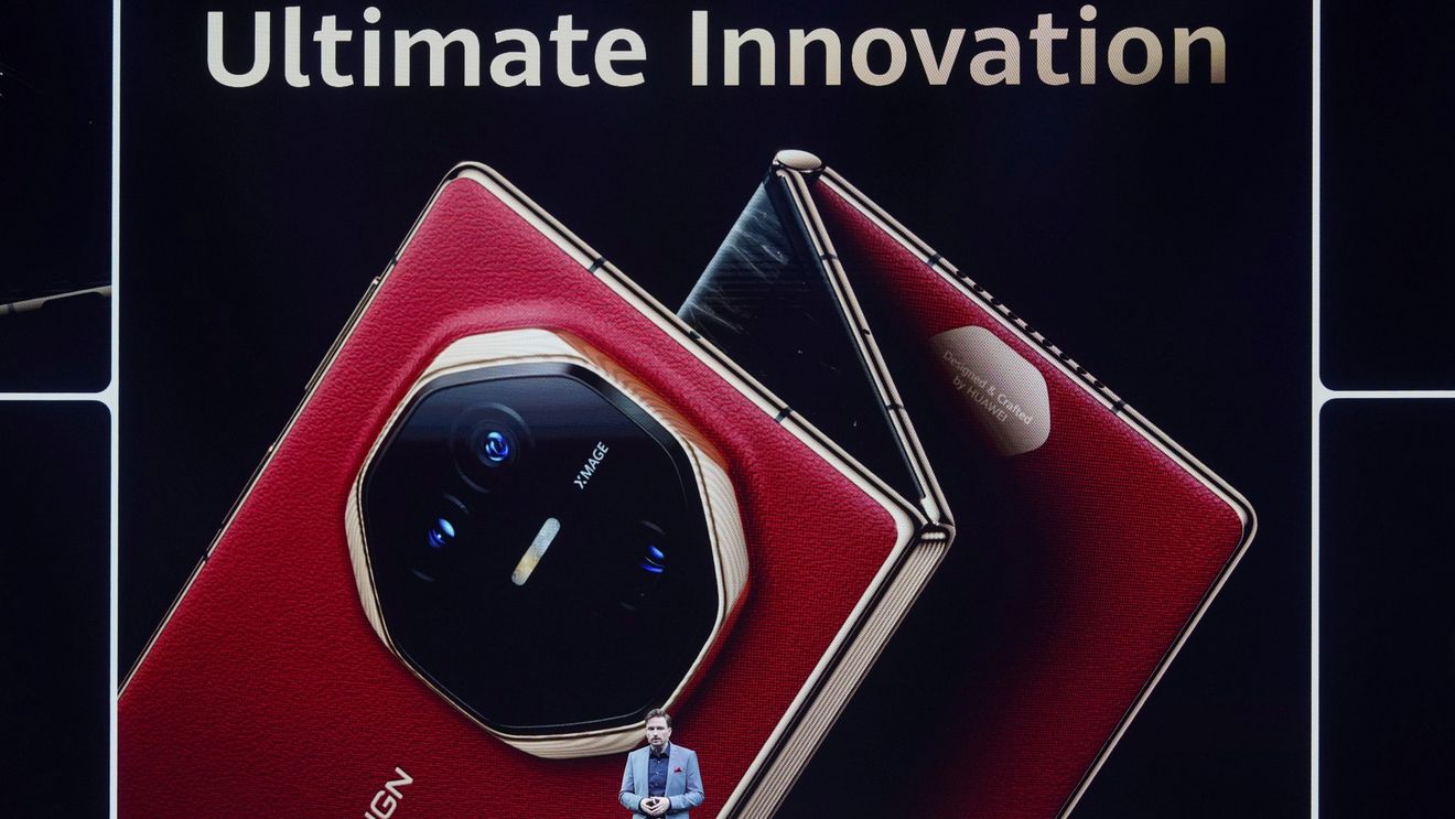 Huawei a lansat în afara Chinei smartphone-ul Mate XT, primul telefon trifold din lume, într-o încercare de revenire pe pieţele internaţionale