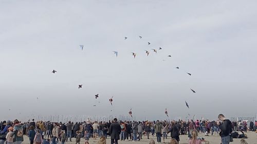 Franța: 11 persoane grav rănite, la un festival internațional de zmeie, după ce un șofer septuagenar ar fi pierdut controlul unui autovehicul