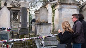După mai bine de 30 de ani, bustul de pe mormântul lui Jim Morrison a fost regăsit