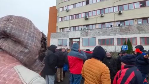 VIDEO Protestul angajaților de la Rafinăria Petromidia s-a încheiat / Angajații au primit câte 3.000 de lei pentru compensarea facturilor pentru lunile de iarnă și o creştere salarială de 1.500 de lei de la 1 martie