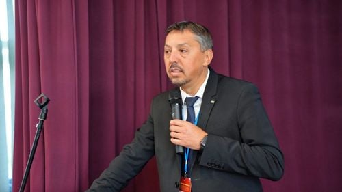 Ministrul Daniel David: În 2026, clasa a IX-a va avea programe și manuale noi și profesori formați în metode moderne de predare