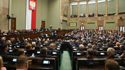 Camera inferioară a parlamentului Poloniei aprobă modificarea legii privind influența Rusiei, cedând presiunilor venite din partea Uniunii Europene și Statelor Unite