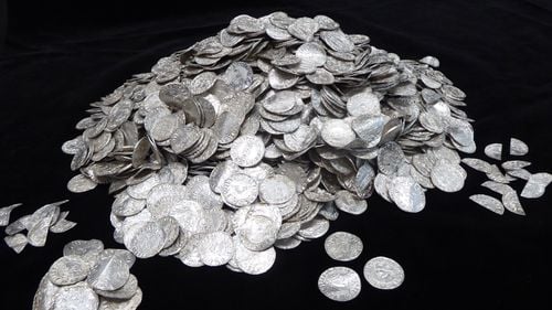 O comoară de 2.500 de monede de argint, îngropată timp de o mie de ani, a fost vândută pentru suma record de 5 milioane de euro