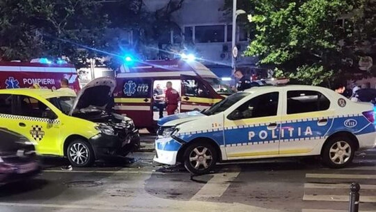 O mașină de poliție care circula cu semnalele optice și acustice în funcțiune, implicată într-un accident pe bulevardul Magheru din Capitală / A acroșat doi pietoni, printre care și un minor