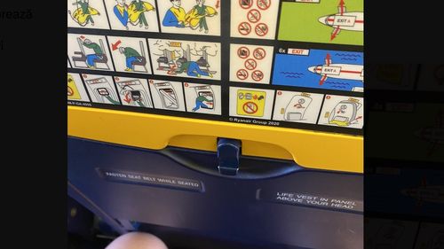 Ironie la adresa unui pasager, din partea companiei aeriene Ryanair, după ce omul s-a plâns de spațiul limitat dintre scaune: „Vrei să-ți schimbi profilul pe Tinder?”