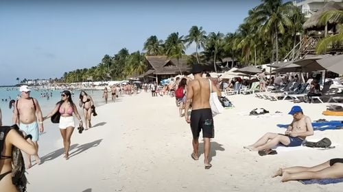 Mexic: Aflux de tineri americani pe plajele din Cancun, în pofida avertismentelor Washingtonului