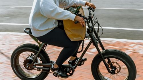 Un adolescent de 14 ani, prins când conducea în Bucureşti un moped pe care-l furase / Transporta un copil de 11 ani / Testele au indicat că ar fi consumat substanţe psihoactive