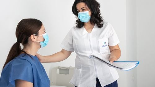 Umflăturile de la baza gâtului pot indica prezența unor noduli la tiroidă. Ce rol are ecografia în depistarea acestora la timp