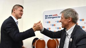 Barna: Alianța USR-PLUS are în vedere mai degrabă afilierea la o grupare politică europeană nouă / Cioloș: Avem contacte cu partide din diferite state membre pentru construirea unui grup politic de centru-dreapta