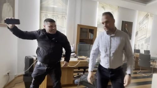 Angajații primăriei din Sfântu Gheorghe anunță că au fost amenințați cu moartea după ce ”provocatori din AUR” au intrat cu forța în instituție