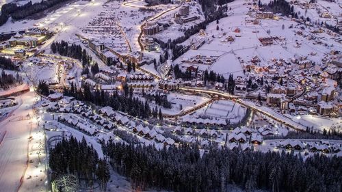 Aflată la 100 de kilometri de granița cu România, Bukovel, stațiunea de schi numărul unu din Ucraina, a devenit un loc preferat și pentru români. Se schiază la vecini, chiar dacă este o țară în război