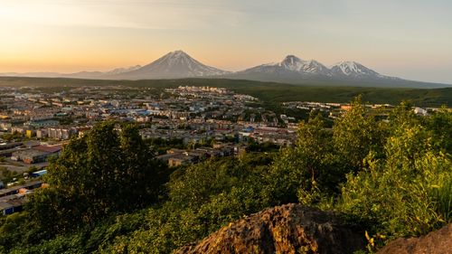 Un vulcan din Kamceatka a început să erupă după puternicul seism din Pacific. Unele alerte de tsunami au fost ridicate sau retrogradate, alte zone rămân sub avertizare. Ce se ştie despre victime