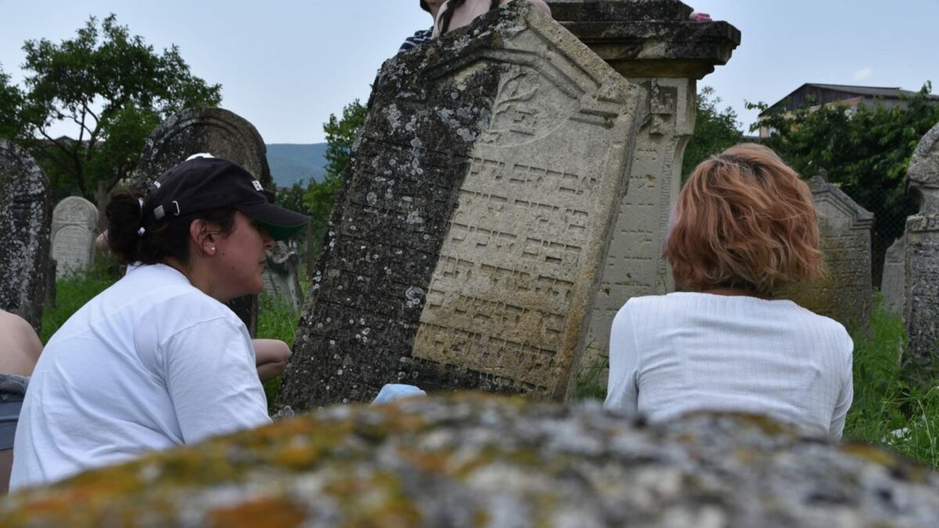 Tabără de restaurare a monumentelor funerare din cimitirul evreiesc din Alba Iulia, cu elevi la Arte și studenți la Istorie. Orașul găzduia cea mai mare comunitate iudaică din Ardeal