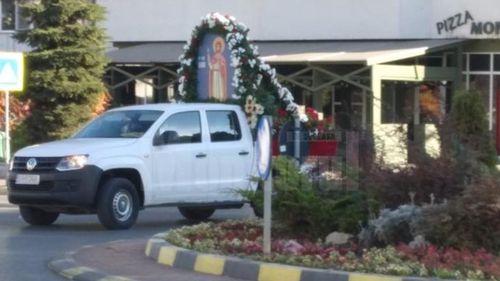 Suceava: Racla cu moaștele Sf. Ioan cel Nou de la Suceava, plimbată prin oraș, pentru diminuarea pandemiei / Primarul Sucevei a susținut că o procesiune similară a ajutat la scăderea numărului de cazuri, în primăvară