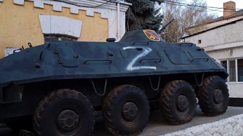 Litera Z, simbol al invaziei ruse în Ucraina, desenată pe un blindat și pe o clădire din Republica Moldova / Afișarea acestui simbol este interzisă prin lege