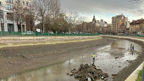 FOTO Apele Române au golit o porțiune din Dâmbovița, după ce au descoperit infiltraţii în albia amenajată a râului / În apă au fost găsite zeci de trotinete şi anvelope