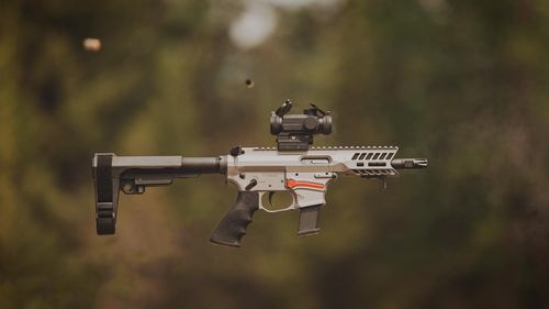 Războiul imposibil al lui Joe Biden împotriva „armelor fantomă”, construite acasă între tutoriale online și imprimante 3D. Piese din plastic fără numere de serie: armele fantomă arată ca niște jucării, dar sunt la fel de mortale ca armele și puștile reale. Și practic, sunt imposibil de urmărit