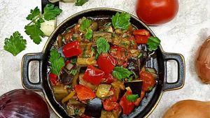 Ajapsandali, preparatul georgian cu vinete, un fel de tocană sau zacuscă din Georgia/ Combinația vegetariană perfectă