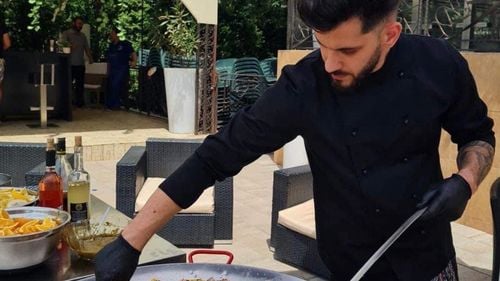 Povestea lui Viorel Turcu, rămas orfan de mic copil, acum chef cu propriul restaurant / A gătit pentru mii de români nevoiași și pentru sinistrații afectați de inundațiile devastatoare din județul Galați / „Dacă Dumnezeu ți-a dat un har, trebuie să îi mulțumești prin a fi de folos”