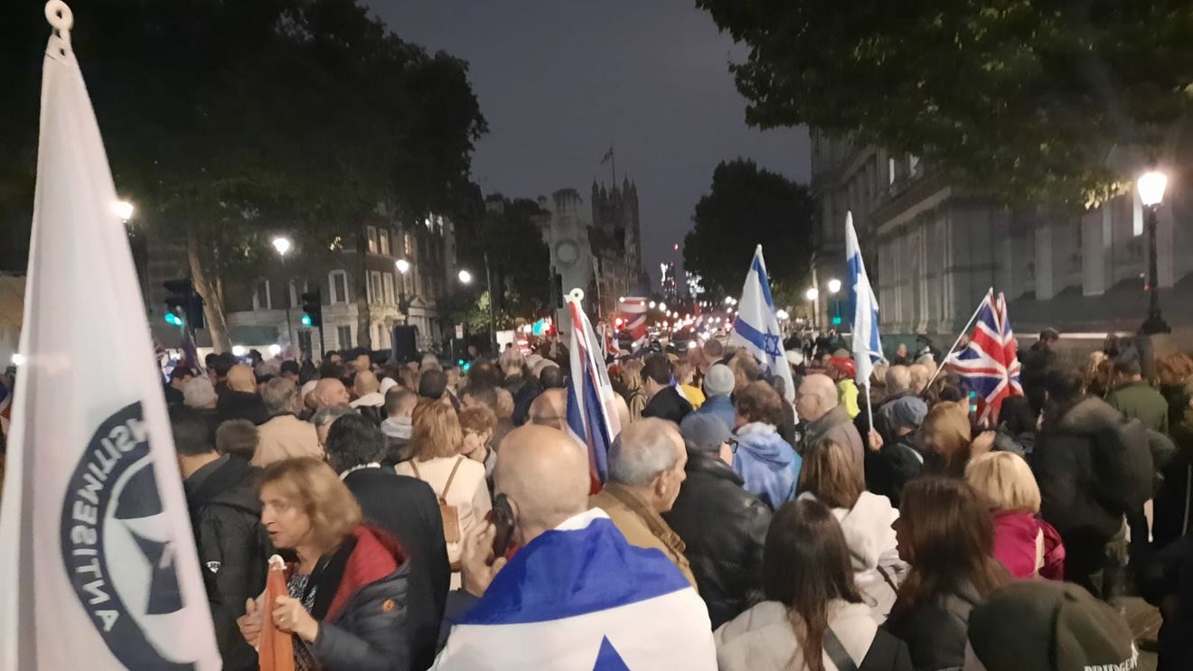 FOTO VIDEO Demonstrație împotriva antisemitismului în apropierea reședinței premierului Marii Britanii, din Downing Street / Câteva sute de persoane scandează "Ruşine!", "Acțiune, nu vorbe!"