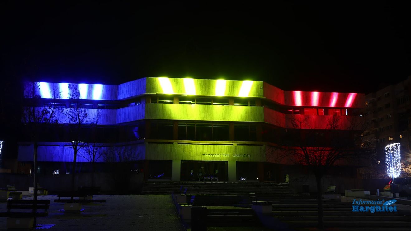 Primarul din Miercurea Ciuc răspunde criticilor, după ce o clădire a fost iluminată în culorile naționale: ”Ca instituție, Primăria trebuie să ofere respect sărbătorii statului român”