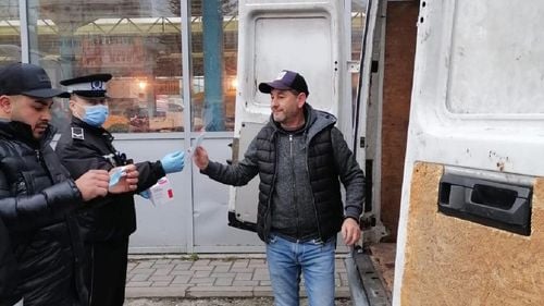 Polițiștii din Bacău le oferă măști locuitorilor care nu le poartă pe stradă / Cei care refuză să le folosească imediat vor fi amendați