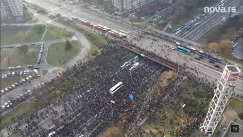 VIDEO Mii de manifestanţi au blocat şosele în Serbia, într-un nou protest antiguvernamental şi împotriva planurilor miniere