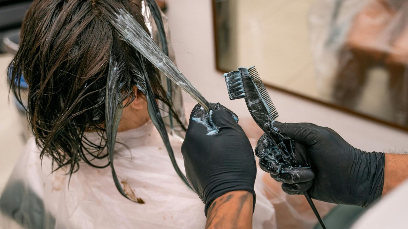 UE interzice 15 substanțe chimice din cosmetice începând de săptămâna viitoare, dar acestea sunt încă permise în SUA