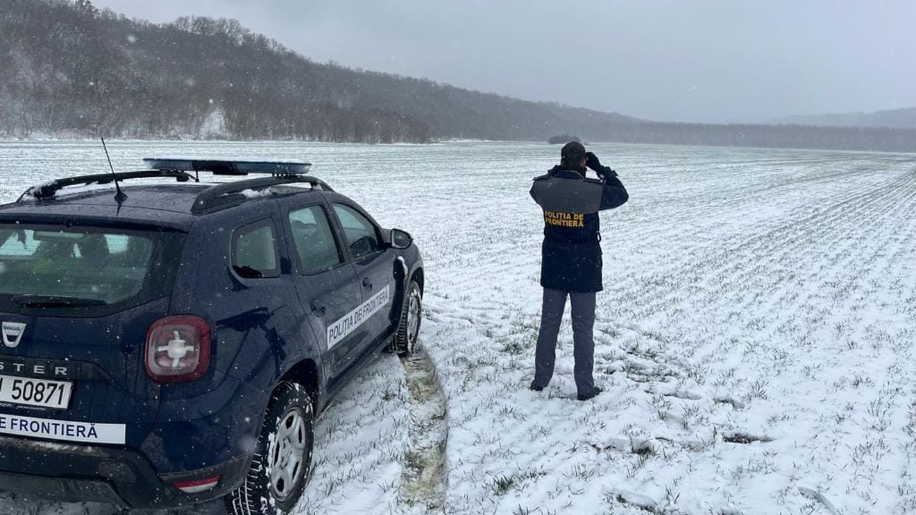 Garda de Coastă: Traficul autovehiculelor în vama Isaccea, restricţionat 24 de ore din cauza ninsorii abundente