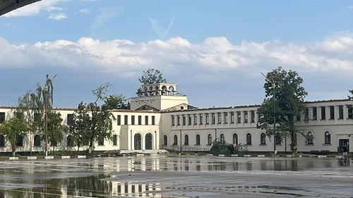 VIDEO Acoperișul unei clădiri a Academiei de Poliție a fost luat de vânt, iar mai multe săli de clasă au fost inundate, în urma furtunii