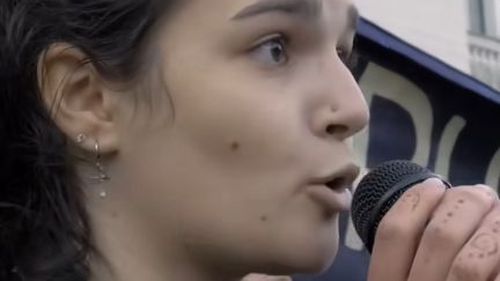 VIDEO Mesajul emoționant al unei tinere: Ne-am câștigat libertatea și intrarea în Uniunea Europeană cu un motiv: pentru că merităm / Pentru toate femeile din România care nu vor să aibă un președinte care amenință cu „Te agresez sexual, scroafo!” / Nu vrem să avem această reprezentare. Ieșiți la vot!