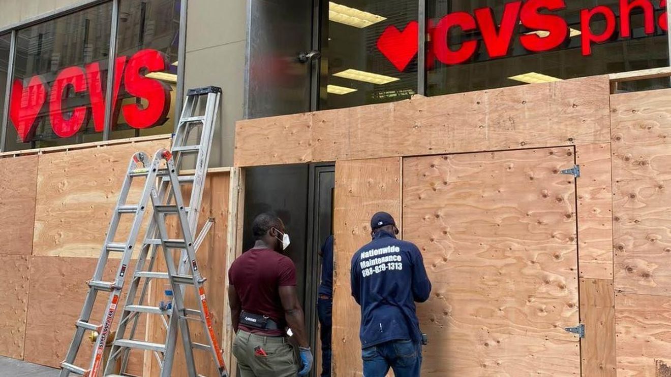 Trend îngrijorător în New York: Magazinele de lux sunt jefuite constant de bande de hoți, iar angajații se tem să intervină ca să nu fie acuzați de rasism