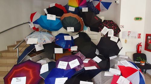 VIDEO Protest inedit al angajaților din Guvern, nemulțumiți de creșterea de 10% a salariilor promisă de executiv. Ei au organizat ”protestul umbrelelor”