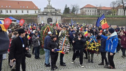 Tânăr de 17 ani, reținut și plasat sub control judiciar după ce a afișat însemne fasciste și imaginea lui Corneliu Zelea Codreanu, de 1 Decembrie, la Alba Iulia / Materiale de propagandă legionară găsite la percheziții