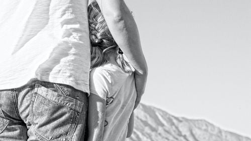 Un bărbat a descoperit după nouă ani că nu este tatăl copilului pe care l-a crescut / I-a cerut fostei soții 10.000 de euro despăgubiri, pe motiv că a trecut prin ”suferinţe psihice greu de imaginat”/ Decizia instanței