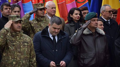 Gest controversat: Ministrul Apărării a butonat telefonul în timp ce militarii întorși din Afganistan îi dădeau onorul