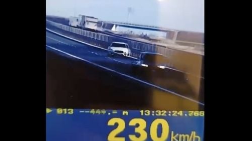 Un șofer a fost prins cu 230km/oră pe autostrada A1 Deva-Nădlac/ A fost amendat cu 3.300 de lei şi i-a fost reţiut permisul auto pentru 4 luni