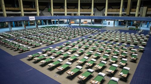 GALERIE FOTO Cum arată centrul pentru refugiați de la Romexpo amenajat în doar 2 zile/ Sunt așteptați voluntari care să-i ajute pe angajații Direcției de Asistență Socială