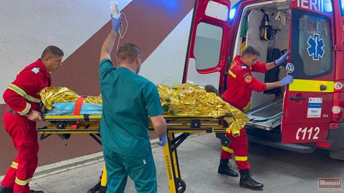 Tânăr cu arsuri severe a fost refuzat de marile spitale / ”Va rămâne pentru supraveghere şi tratament de specialitate în Botoșani” / Are arsuri pe 60% din suprafața corpului după ce a vrut să alimenteze o drujbă în timp ce fuma