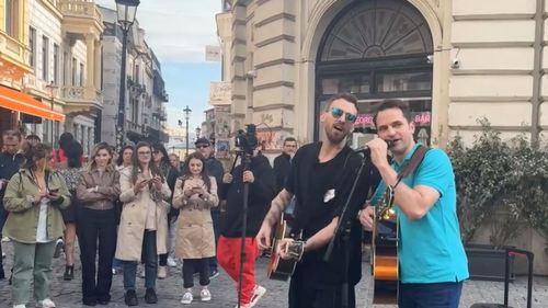 FOTO Candidații și campaniile lor: Sebastian Burduja cântă la chitară în centrul vechi melodii de Ștefan Bănică Jr. și Elvis/ Ciolacu și pisica de la Tudose, Firea și cornurile pentru șoferii RATB, Piedone și usturoiul, Șoșoacă pe motocicletă