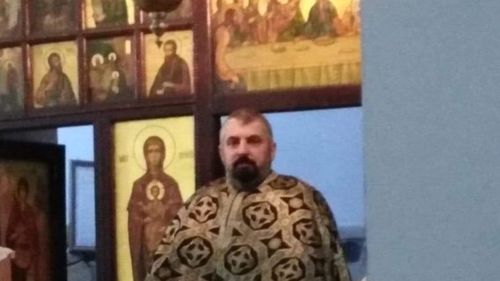 Anchetă extinsă în cazul preotului Daniel Rece, acuzat de pornografie infantilă: trei fete i-ar fi căzut victime / ID-ul de Instagram al uneia dintre ele a fost găsit notat pe un calendar în altarul bisericii / Preotul a fost arestat pentru 30 de zile