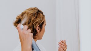 Cum îți faci coafura să reziste toată ziua fără fixativ / Trucurile hairstyliștilor pentru un look natural