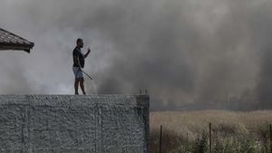 FOTO VIDEO Traficul auto a fost complet oprit pe Centura Capitalei din cauza incendiului de vegetație din Bragadiru, care a cuprins 10 hectare / ISU: Nu există pericolul de extindere a incendiului către zona de case