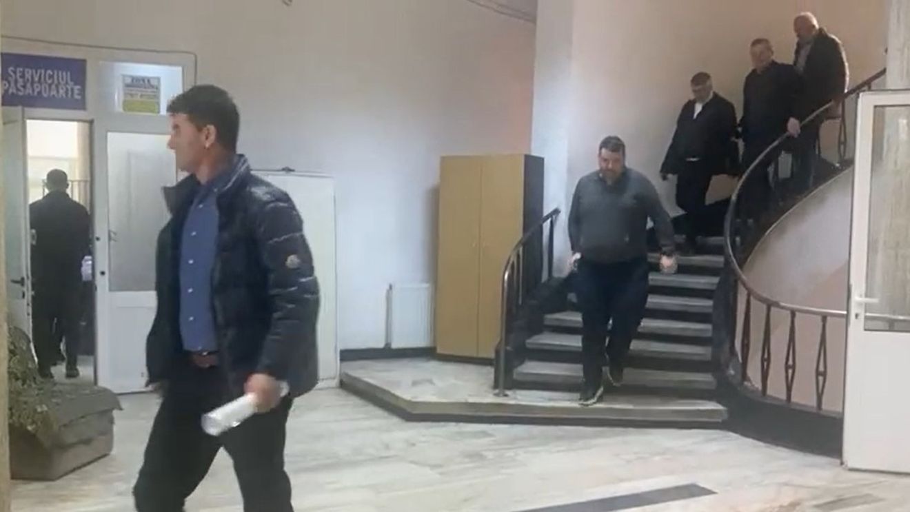 VIDEO Angajații Prefecturii Gorj au ieșit în fața clădirii după noul cutremur de 4, 3 înregistrat vineri