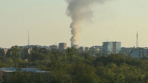 VIDEO Degajări mari de fum în București în zona Lacul Morii / Au ars 12 containere în care locuiau refugiați ucraineni / Nu sunt raportate victime