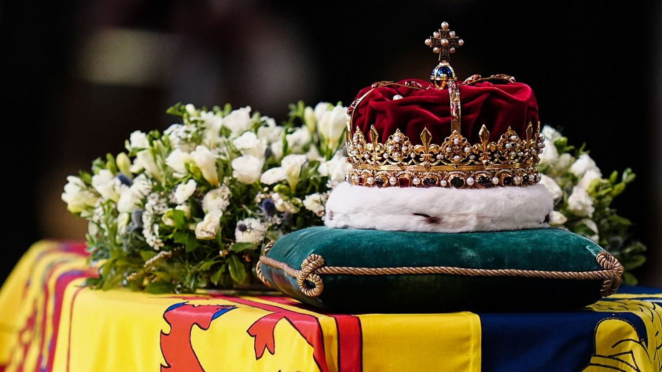 Prima persoană care a adus omagiu reginei Elizabeth II la Westminster Hall: O femeie a stat la coadă 50 de ore şi spune că experienţa a ajutat-o să treacă peste durerea cauzată de moartea soțului ei